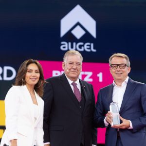 Awardübergabe an Rolf Scharmann durch Nazan Eckes und Christoph Ahlhaus